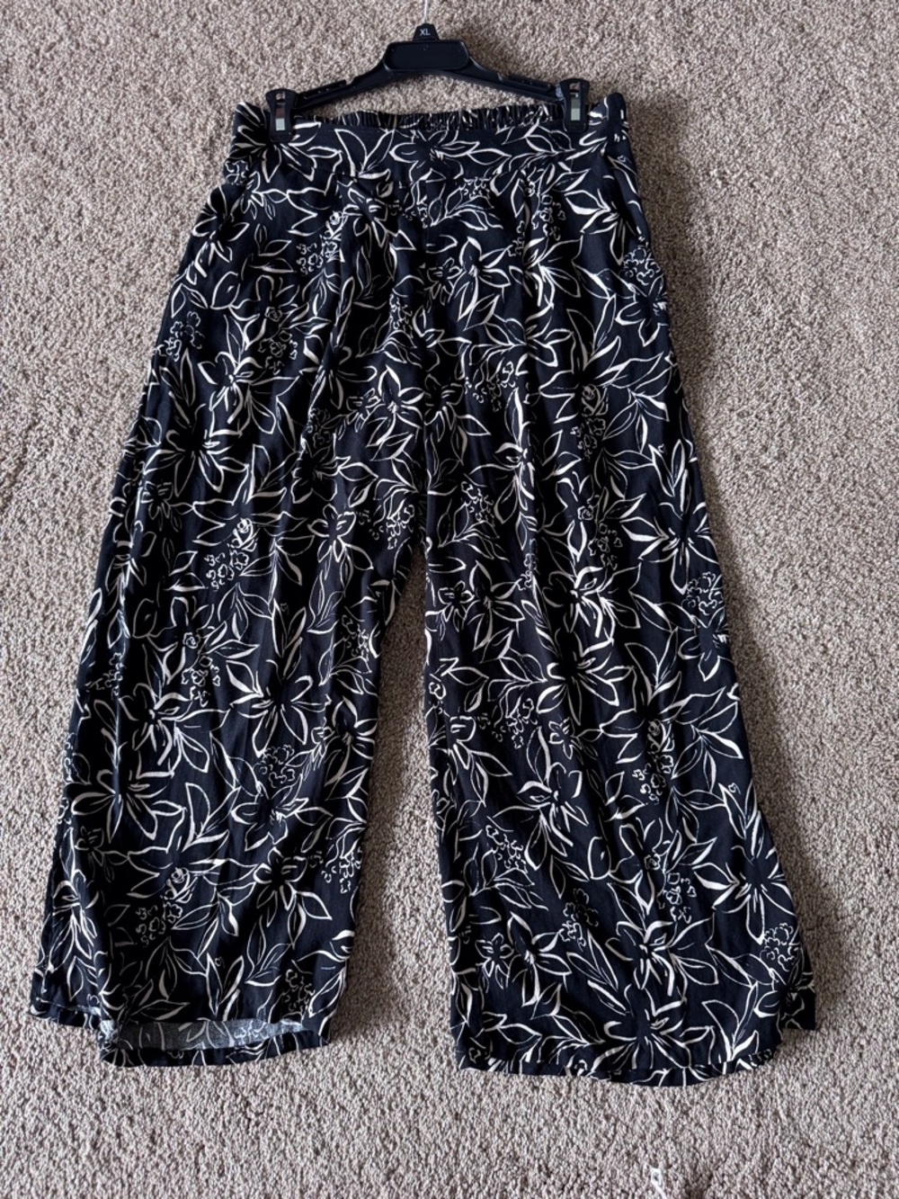 Black and cream lightweight cropped pants for summer. Size large.